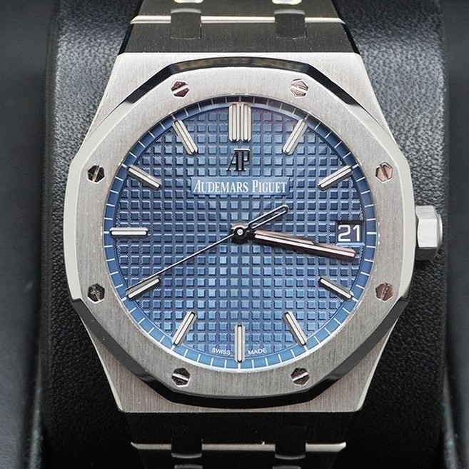 Audemars Piguet Royal Oak Selfwinding 41mm in stainless steel with blue Grande Tapisserie dial